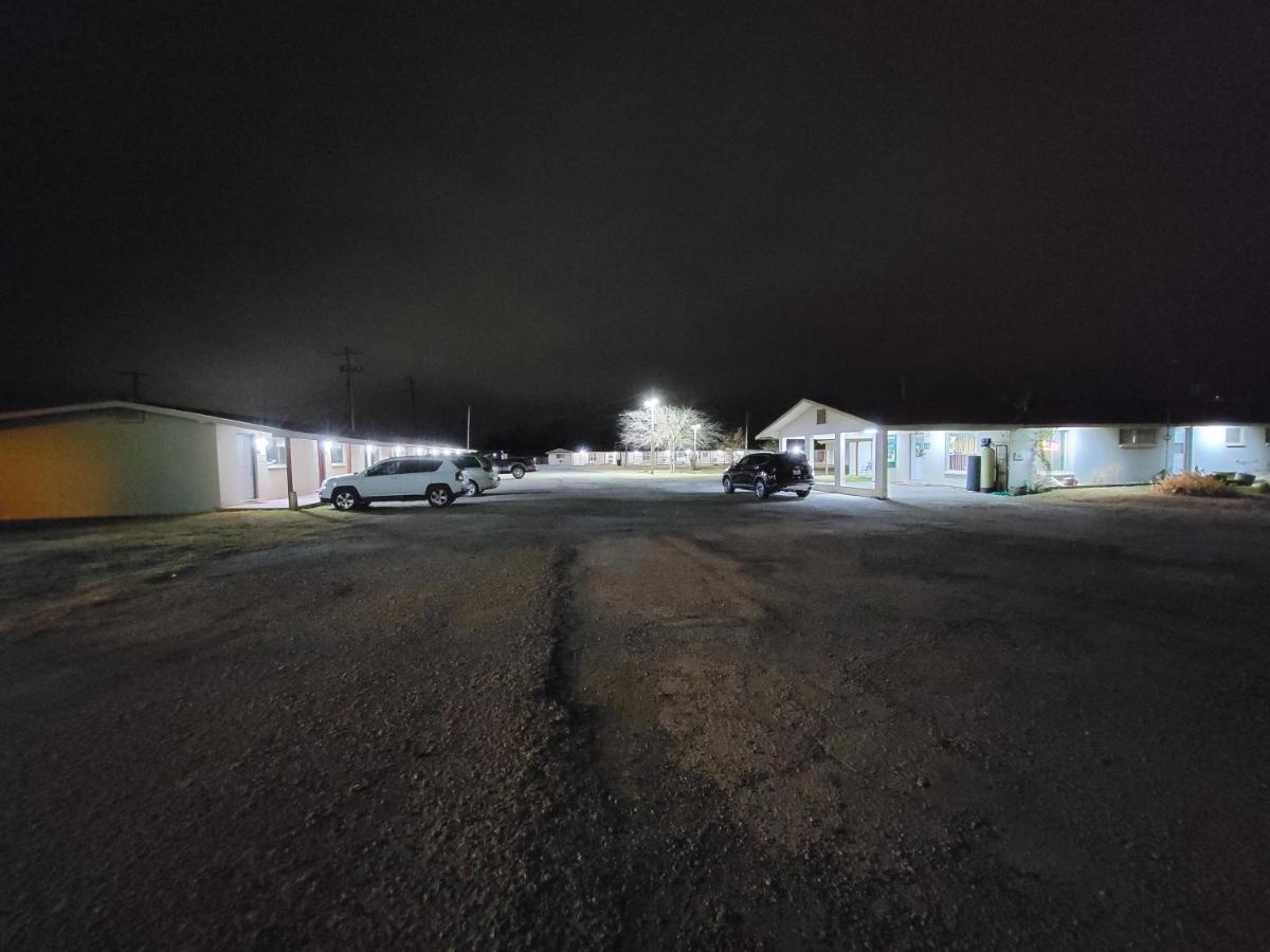 Eddy'S Motel Pleasanton Exterior photo