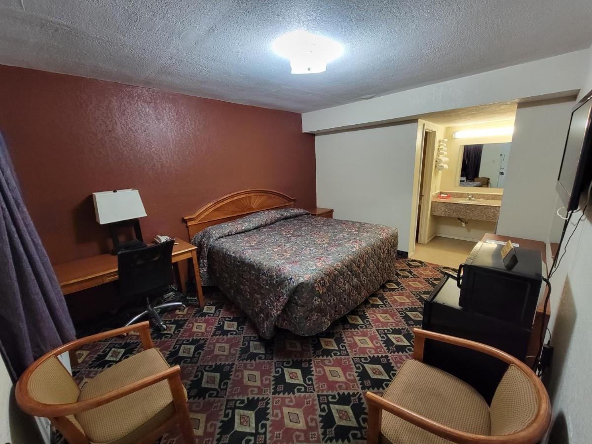 Eddy'S Motel Pleasanton Exterior photo