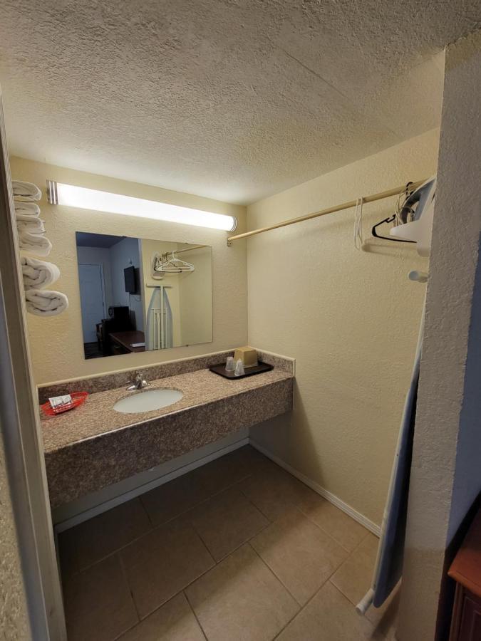 Eddy'S Motel Pleasanton Exterior photo